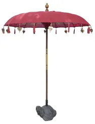 Bali-Schirm, Farbe Rot mit Holzmünzen und Blattgold am Rand. Ca. 190cm Durchmesser und 250cm Höhe 